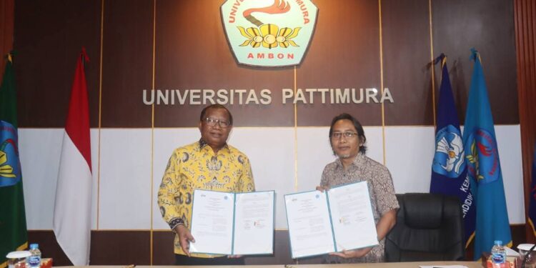 Penandatanganan MoU dilakukan oleh Rektor Universitas Pattimura, Prof. Dr. Fredy Leiwakabessy, dan Pimpinan Forest Watch Indonesia, Soelthon G. Nanggara, Kamis (12/12/2025).
