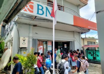 Penerima PIP Padati BNI Dobo, Siswa SMA Antre Sejak Pagi untuk Pencairan Dana