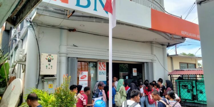Siswa Siswi SMA penerima PIP mengantre di BNI Dobo, Aru, Senin (22/12/2025).