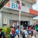 Penerima PIP Padati BNI Dobo, Siswa SMA Antre Sejak Pagi untuk Pencairan Dana