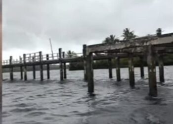 Jembatan Tembatan Perahu Desa Leting Rusak Parah, Warga Desak Pemda Aru Segera Bertindak