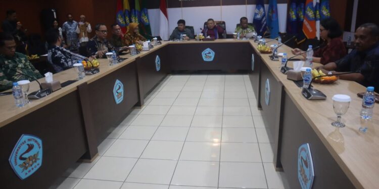 Rektor Unpatti menerima kunjungan anggota BPK RI.