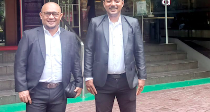 Kuasa hukum korban, Arsad Souwakil, dan John Berhitu.