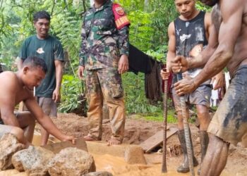 pembersihan material banjir oleh warga Effa, dibantu Babinsa