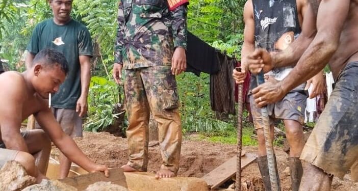 pembersihan material banjir oleh warga Effa, dibantu Babinsa