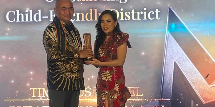 Bupati Aru, Thimotius Kaidel menerima penghargaan nasional.