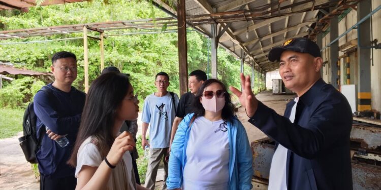 Bupati Aru Timotius Kaidel bersama para investor asal China di Benjina.