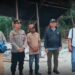 Bupati Aru Timotius Kaidel yang turun langsung ke lokasi bentrok dua desa bertetangga di Aru Tengah Selatan.