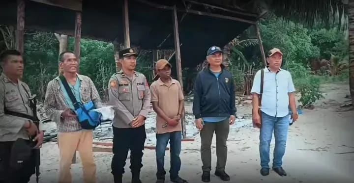 Bupati Aru Timotius Kaidel yang turun langsung ke lokasi bentrok dua desa bertetangga di Aru Tengah Selatan.