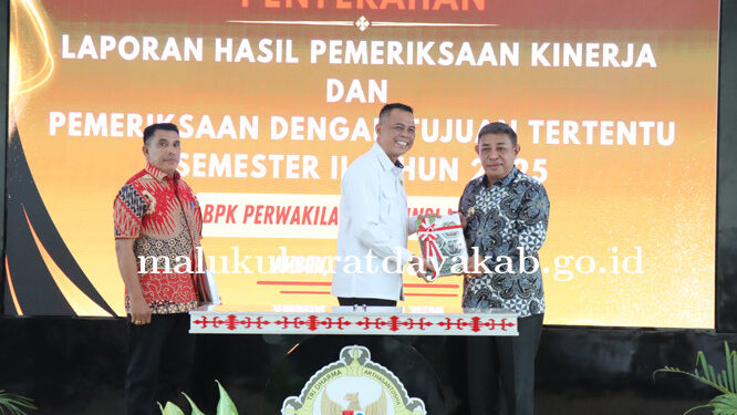 Bupati MBD, Benyamin Noach menerima hasil audit BPK RI Perwakilan Maluku di Ambon.