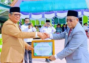 Bupati Malra, Thaher Hanubun menerima penghargaan di HAB Kementerian Agama Malra.