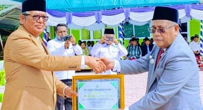 Bupati Malra, Thaher Hanubun menerima penghargaan di HAB Kementerian Agama Malra.