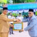 Bupati Malra, Thaher Hanubun menerima penghargaan di HAB Kementerian Agama Malra.