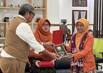 Bupati Malra, menyerahkan plakat kepada anggota DPR RI di Langgur.