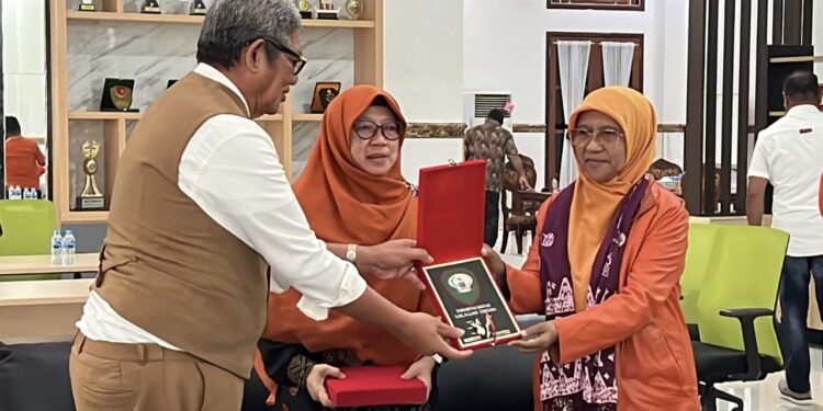 Bupati Malra, menyerahkan plakat kepada anggota DPR RI di Langgur.