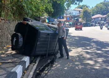 Mobil Jeep Parkir Tiba-tiba Bergerak Mundur di Ambon, Tabrak Motor Hingga Terbalik