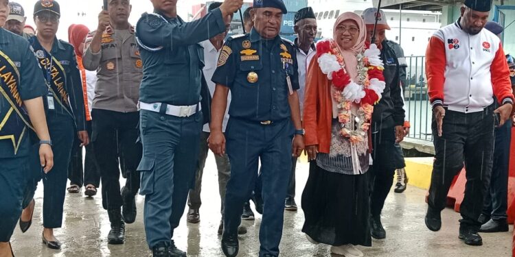 Kunjungan anggota DPR RI ke Dobo disambut Wakil Bupati Aru.