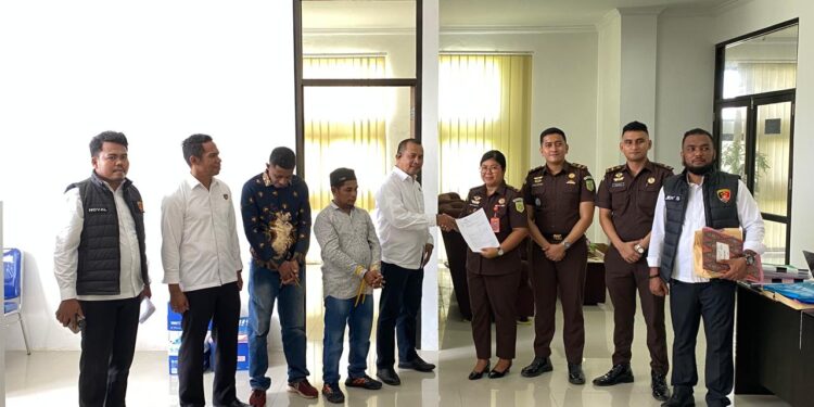 Penyidik Polres SBT menyerahkan dua tersangka korupsi DD ke Kejari SBT.