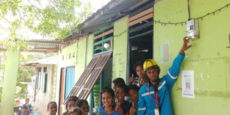 Petugas PLN Maluku-Malut bersama warga MBD.