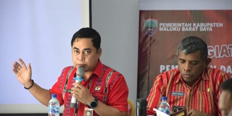 Rapat koordinasi yang dipimpin oleh Kepala Badan Keuangan dan Aset Daerah, Obed H. Y. Kuara dan dihadiri langsung oleh Sekretaris Daerah MBD, Eduard J. S. Davidz, yang berlangsung di Ruang Rapat Badan Keuangan dan Aset Daerah, Kamis (8/1/2026).