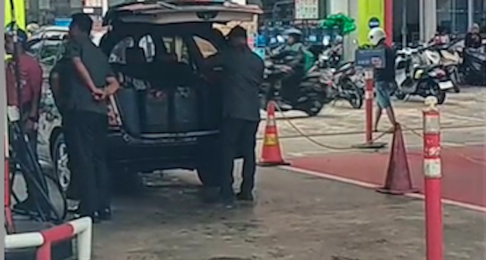 Tap BBM di SPBU Kebun Cengkeh pakai mobil dinas.