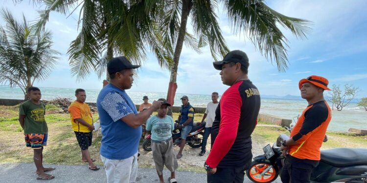 Tim Basarnas sedang berkoordinasi dengan warga Titawai, Nusalaut, Maluku Tengah.