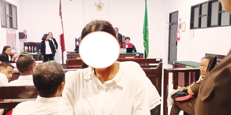 Pelaku WB keluar ruang sidang di PN Ambon, Senin (12/1/2026).