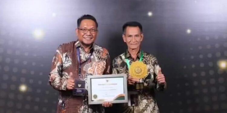 Wakil Bupati Aru, Muhammad Djumpa menerima penghargaan dari BPJS Kesehatan