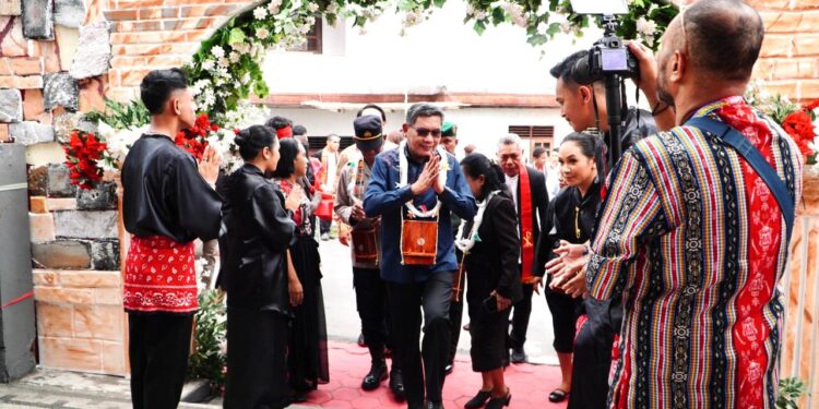 Wali Kota Ambon, Bodewin Wattimena hadiri Pembukaan Persidangan Jemaat GPM Nehemia ke-42 yang berlangsung di Gedung Gereja Nehemia, Ambon, Minggu (25/1/2026).