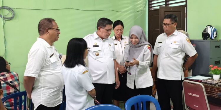 Wali Kota Ambon Bodewin Wattimena berkunjung ke Dinas Kependudukan dan Pencatatan Sipil.