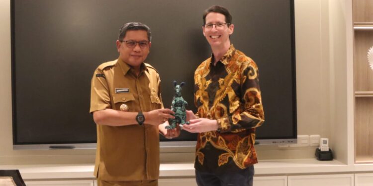 Wali Kota Ambon, Bodewin Wattimena dan Konsul Jenderal Australia Todd Dias.