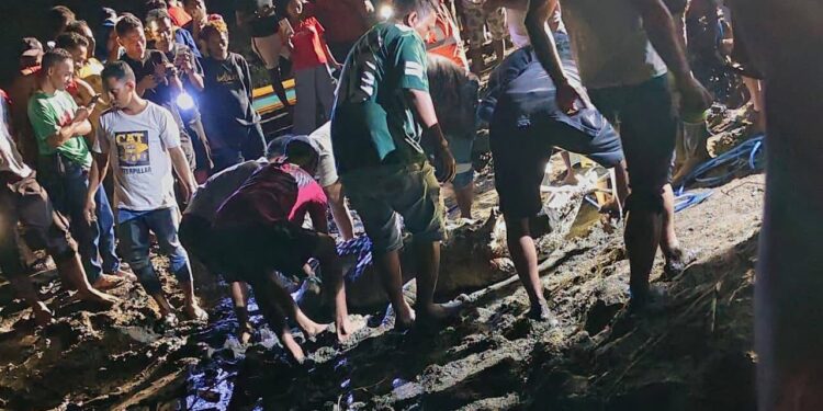 Warga dan aparat keamanan di Wetar berhasil menangkap buaya yang menerkam korban.