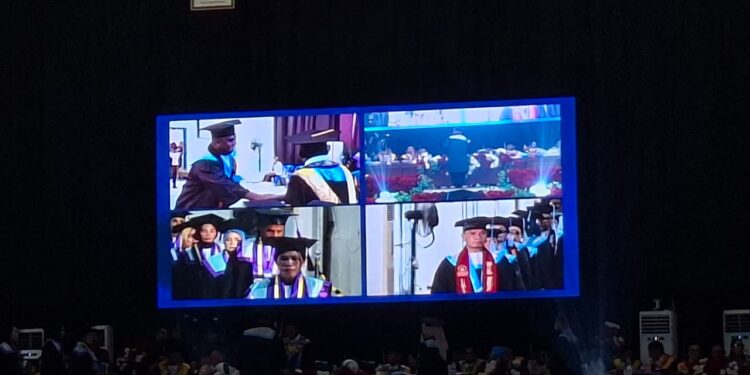 Rektor Unpatti Freddy Leiwakabessy saat mewisudakan ribuan mahasiswa Unpatti.