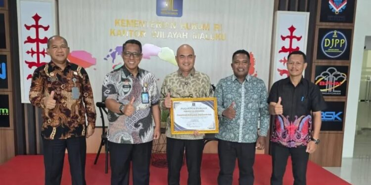 Bupati Aru, Timotius Kaidel bersama Kepala Kantor Wilayah (Kakanwil) Kementerian Hukum Maluku, Saiful Sahri.