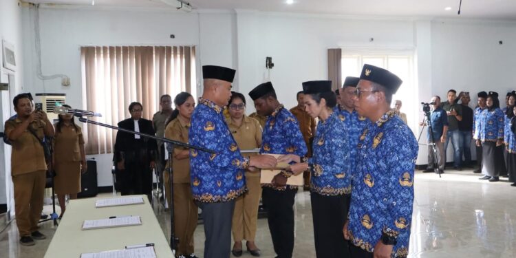 Bupati Aru, Timotius Kaidel menyerahkan SK kepada salah seorang PPPK Paruh Waktu.