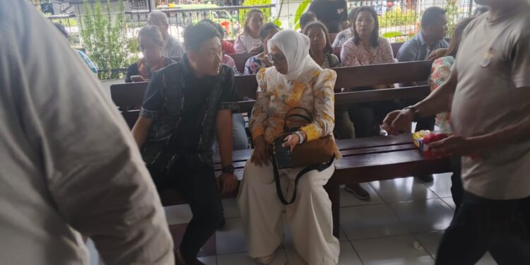 Foto Bupati aktif,  Ricky Jauerissa dan mantan Penjabat Bupati KKT, Alawiyah Alaidrus.