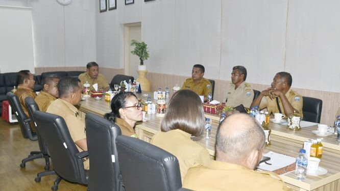 Bupati Maluku Barat Daya (MBD), Benyamin Th. Noach, memimpin rapat koordinasi terbatas terkait pengusulan peningkatan status Desa Persiapan Nuwewang Warat menjadi desa definitif.