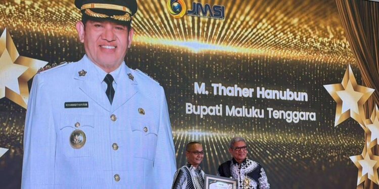 Bupati Malra, Thaher Hanubun menerima penghargaan dari JMSI.