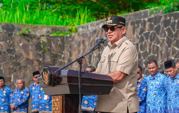 Bupati Malra, Thaher Hanubun saat memimpin Apel ASN.