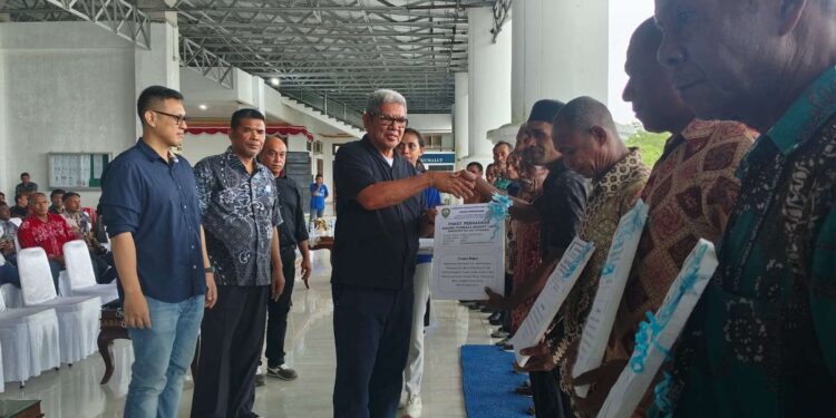 Bupati Thaher Hanubun, didamping Wakil Bupati Malra menyerahkan bantuan kepada para nelayan.