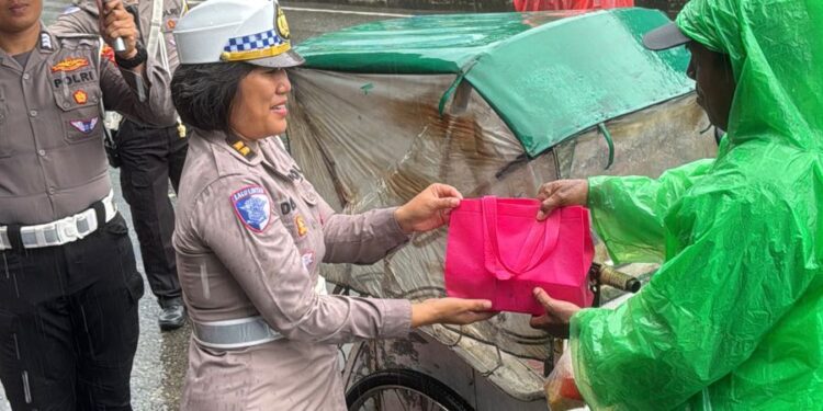 Ditlantas Polda Maluku membagikan takjil bagi pengguna jalan di depan Masjid Raya Al-Fatah, Ambon.