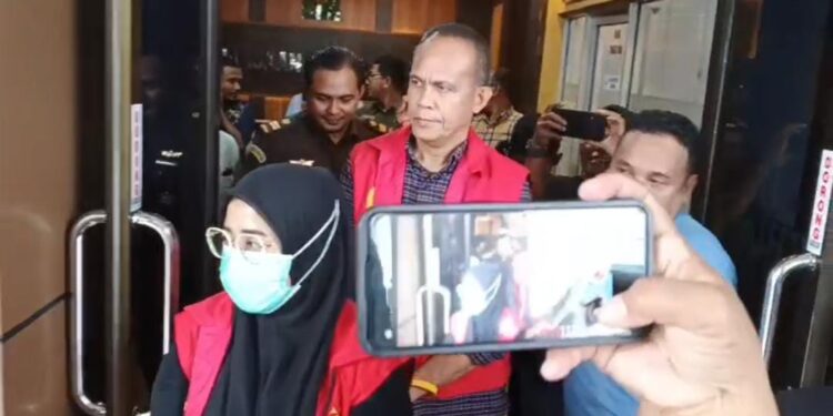 Dua tersangka kasus dugaan tindak pidana korupsi program bantuan perumahan di Desa Tam Ngurhir, Kota Tual,  ditahan setelah  tahap II di Kejaksaan Tinggi (Kejati) Maluku, Rabu (11/2/2026).