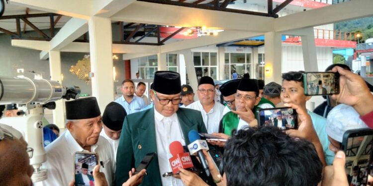 Kakanwil Agama Maluku, Yamin didampingi Ketua MUI Maluku dan Ormas Islam memberikan keterangan pers terkait hasil Rukyatul Hilal di Desa Amuhusu, Kota Ambon.