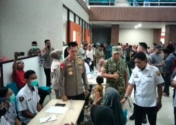 Kapolda Maluku, Sekda Maluku, Wali Kota Ambon melihat langsung pengobatan gratis di UIN AM Sangadji Ambon.