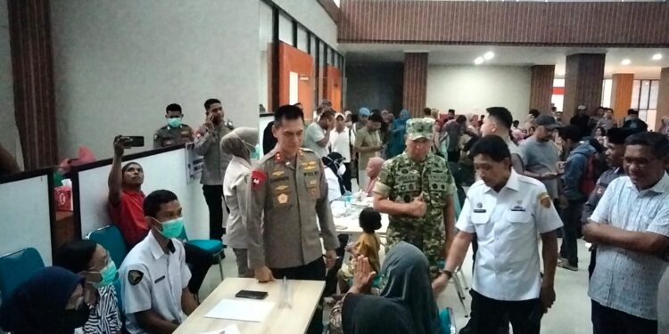 Kapolda Maluku, Sekda Maluku, Wali Kota Ambon melihat langsung pengobatan gratis di UIN AM Sangadji Ambon.