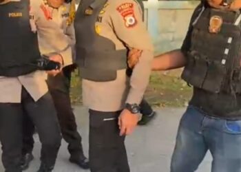 Kapolres Tual yang terkena anak panah pada kakinya.