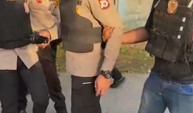 Kapolres Tual yang terkena anak panah pada kakinya.