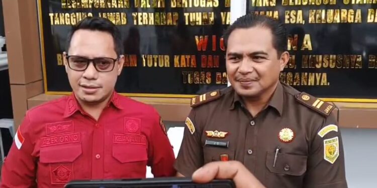 Kepala Seksi Penyidikan Kejati Maluku, Azer Jongker Orno (kemeja merah)