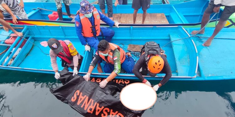 Korban nelayan hilang berhasil dievakuasi tim SAR di Desa Sole, Kabupaten SBB.