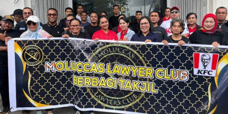 Para advokat di Kota Ambon bagikan takjil.